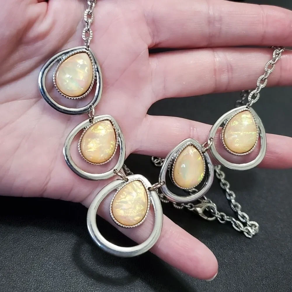 Silver tone necklace with peach faux stones 20-23